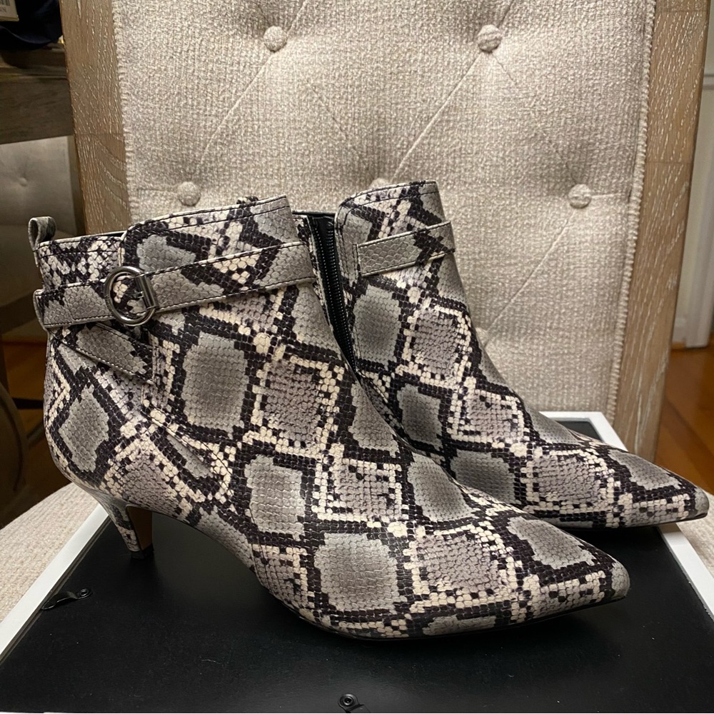 Circus Sam Edelman Kingston Boots Size 9.5 Faux Leather Kitten Heel Ankle Gray